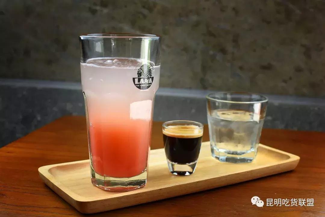 昆明2环边巷子里的小店，1杯咖啡+1份简餐，感觉我又去到了泰国