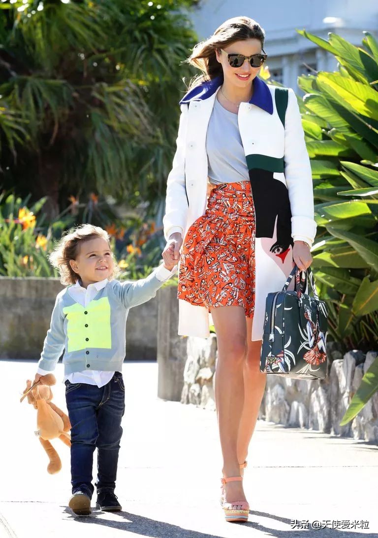 米兰达可儿挺孕肚出街四胎,米兰达可儿怀三胎图片