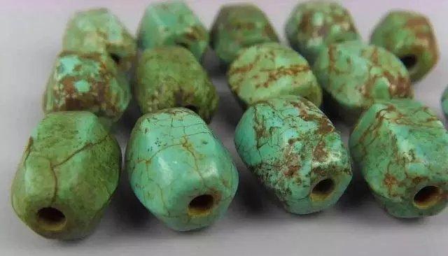 8个字概括一个人的特点,藏饰特点