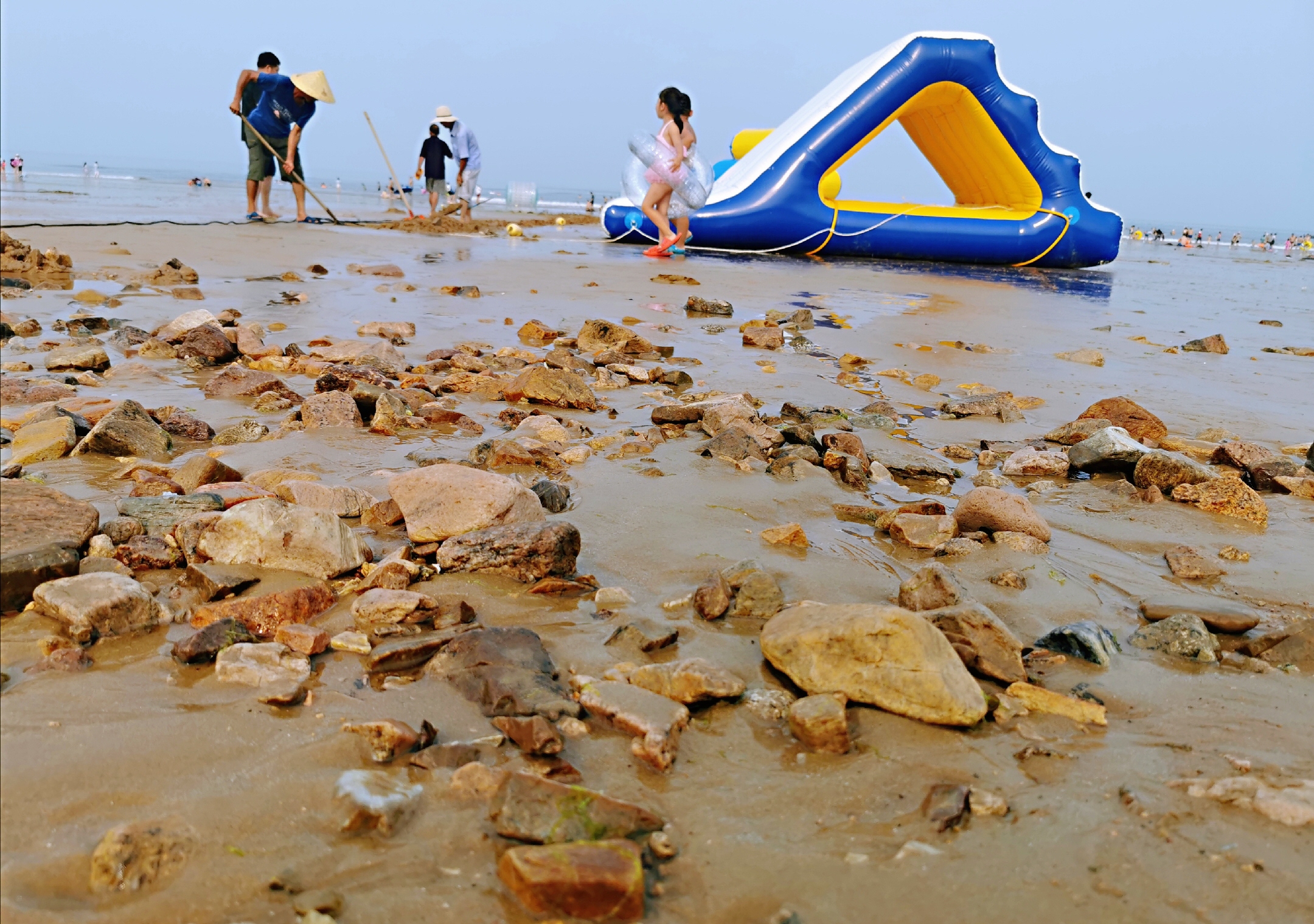 曝光!电缆裸露,垃圾遍地,无救护队,青岛这个野浴场你还敢去吗?