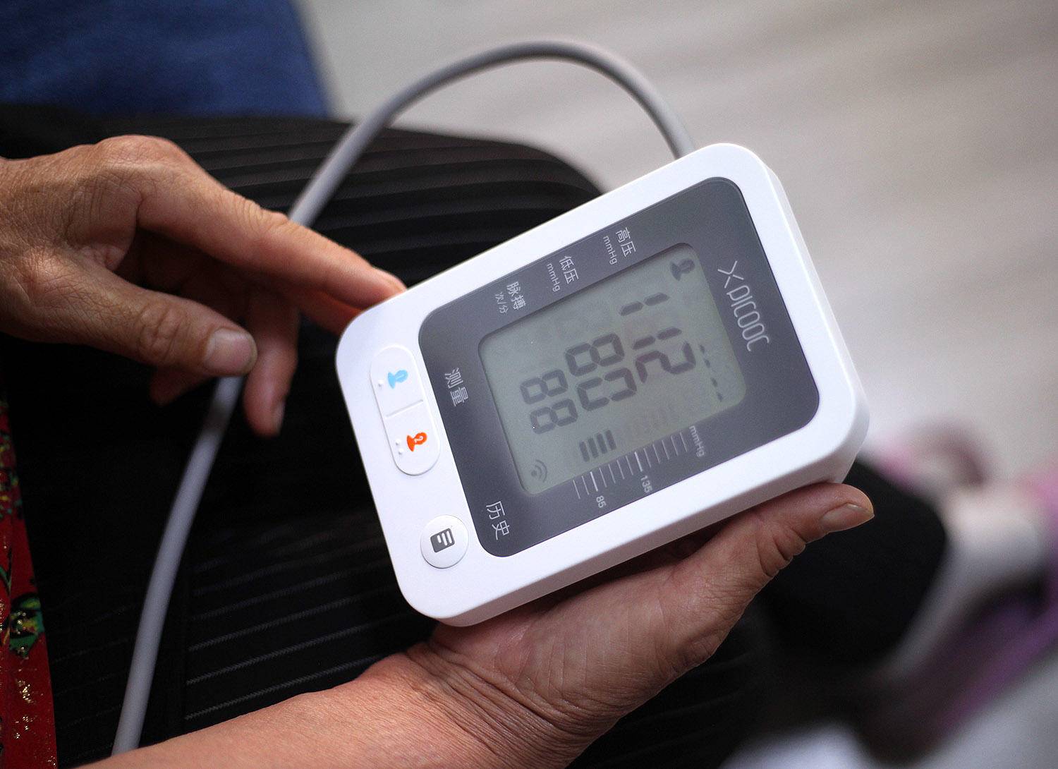 欧姆龙血压计哪款好求推荐,送父母测试健康的仪器
