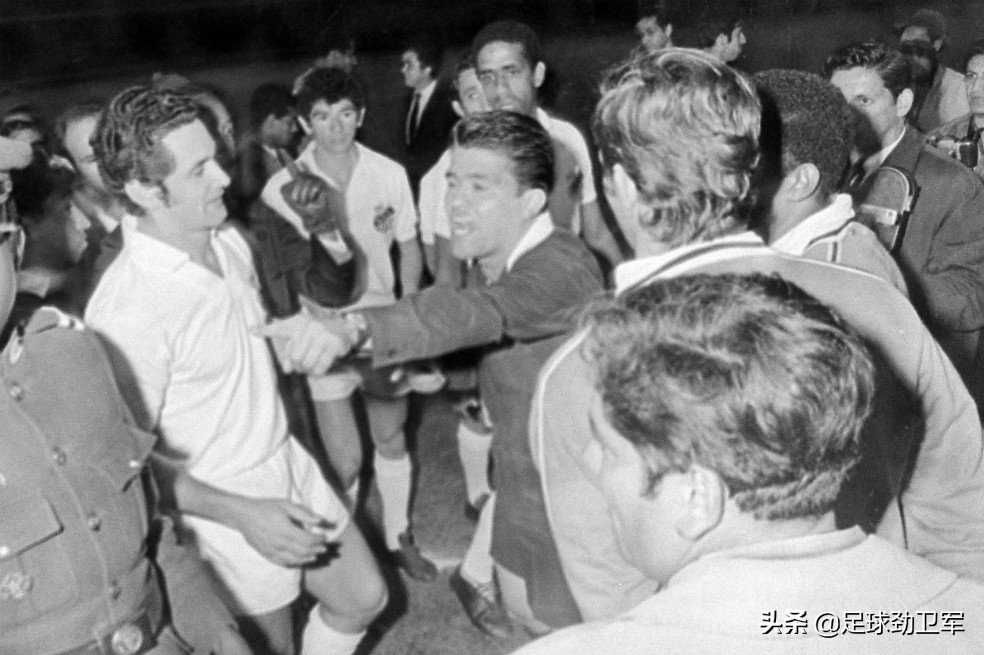 FIFA主席为何拥抱罚下贝利而遭暴打的“傻子”裁判？