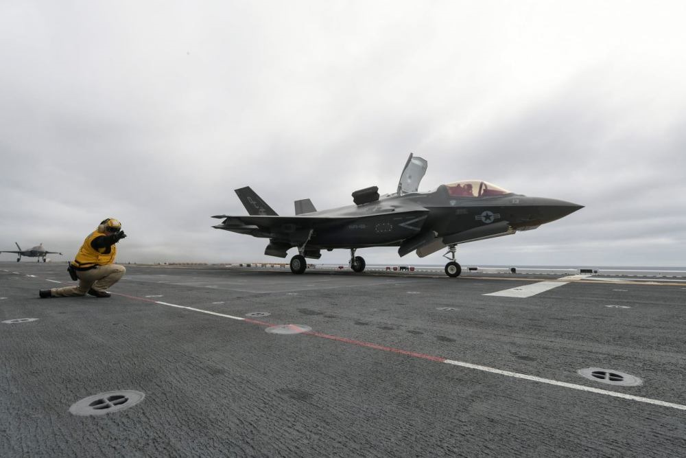 航母甲板厚度不足50毫米,航母甲板是完全平整的么