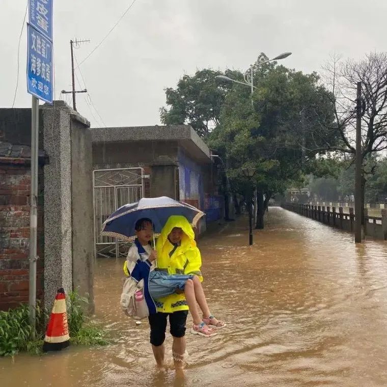 给你三秒钟选一个词语,形容岳阳的词汇