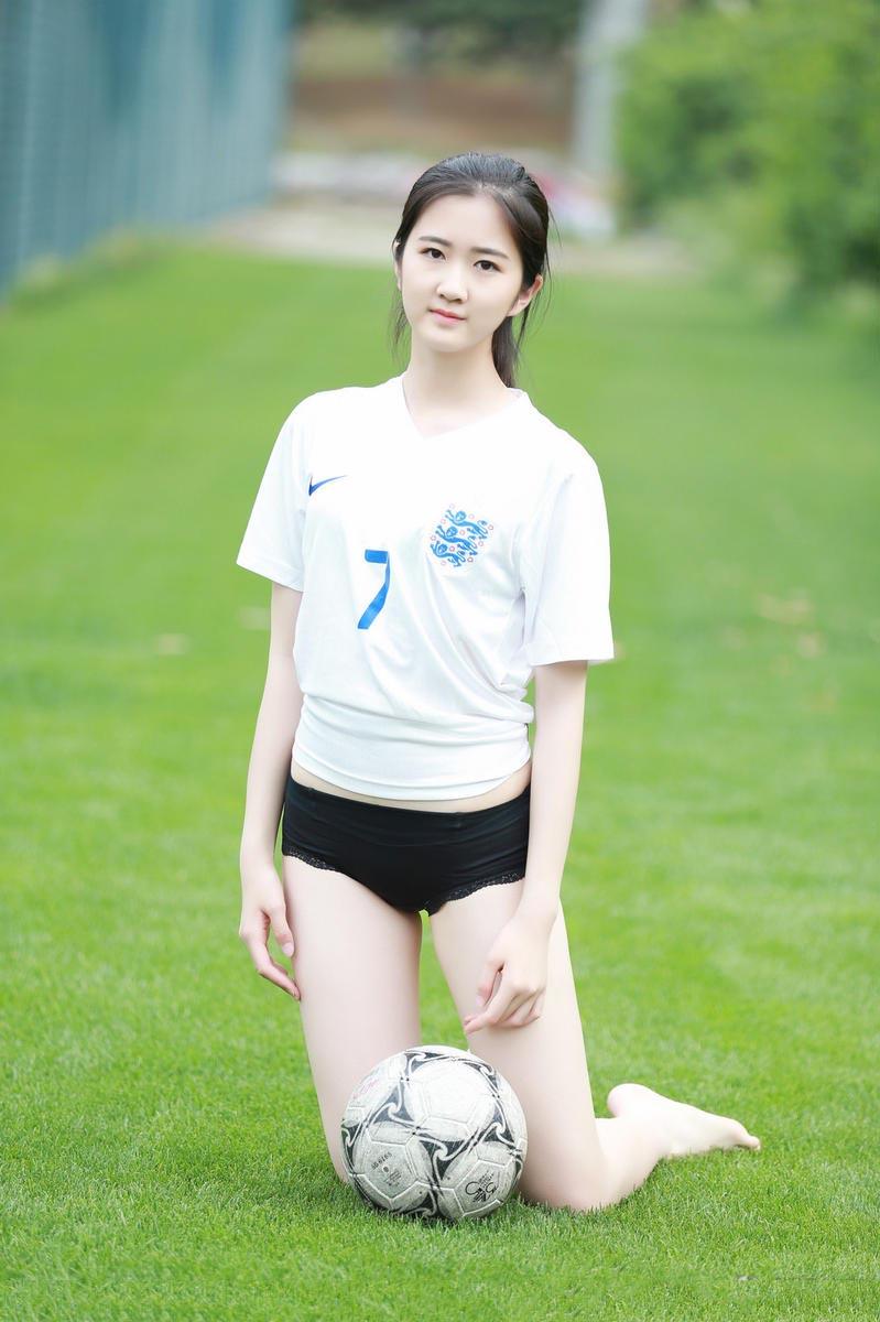 高清图活力四射足球宝贝,清纯足球宝贝写真女壁纸