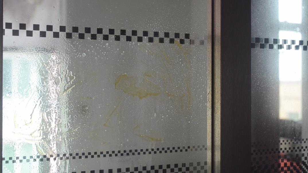 厨房玻璃有油怎么擦干净,厨房油玻璃怎么擦才干净