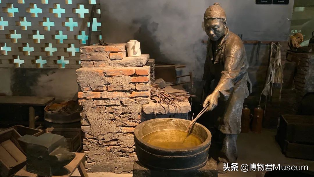 物开一刃为“刀”，两面*刃开**为“剑”，双刀相交为“剪”