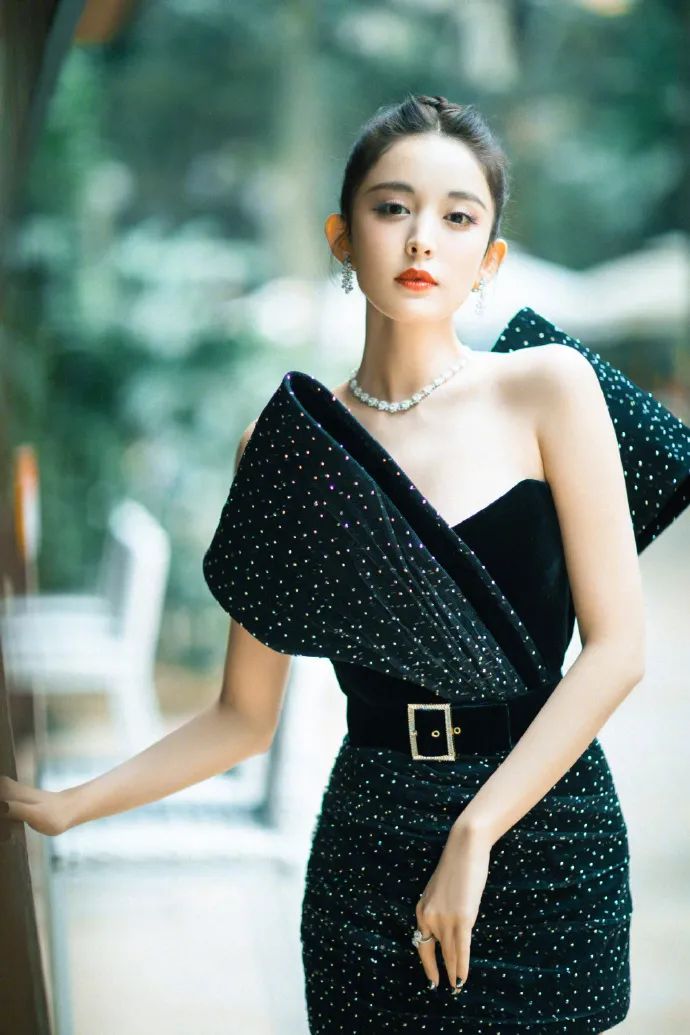 盛典集聚，明星身上百万级别的「高定礼服」，都有哪些“秘密”？