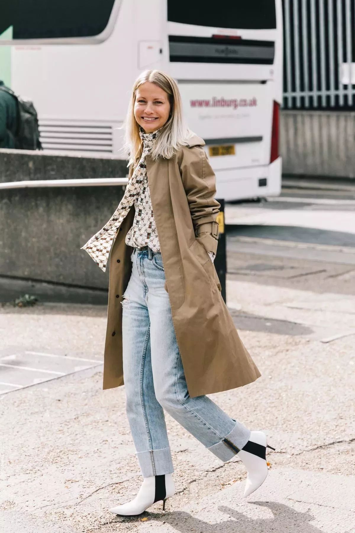 冬天靴子穿白色洋气还是黑色洋气,米白色靴子和黑色靴子