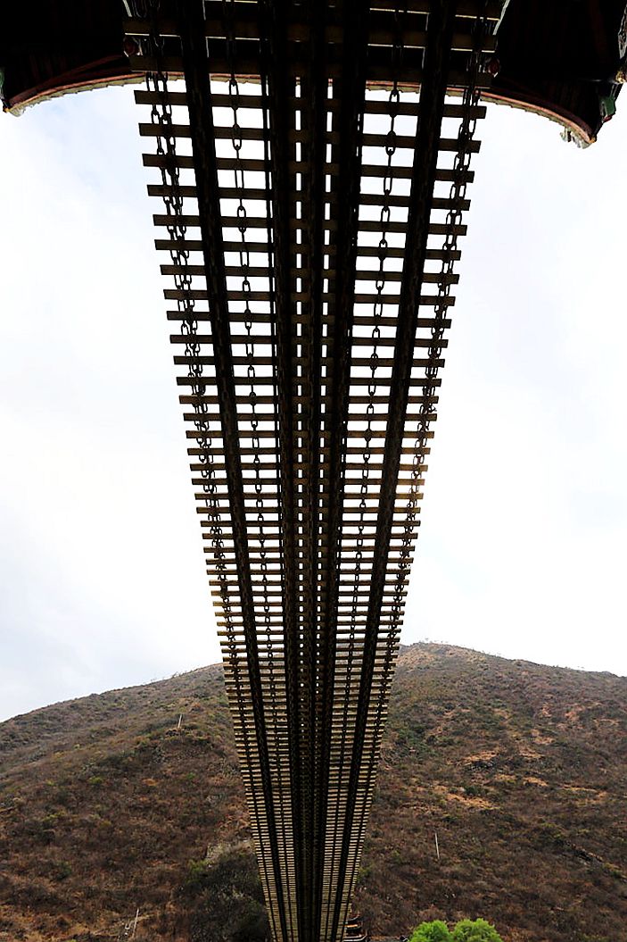 终于弄清楚，红军长征时飞夺的泸定桥由12164个铁链组成