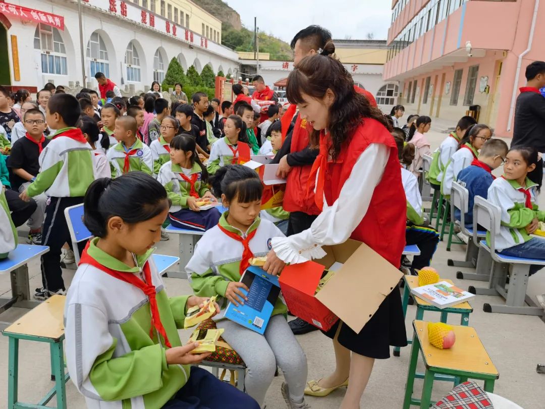 爱心团队助山区孩子圆梦,手拉手圆梦微心愿