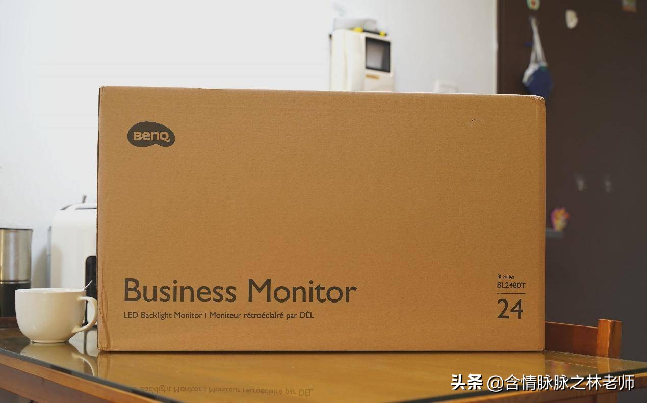 办公桌面打造,笔记本桌搭外接显示器精致布局