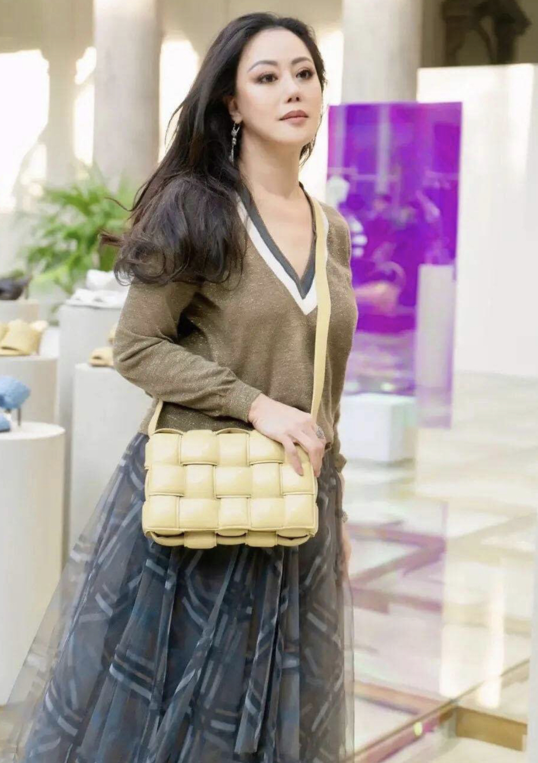 微胖的章小蕙才是真贵妇，穿红色网纱裙成熟优雅，名媛气质藏不住