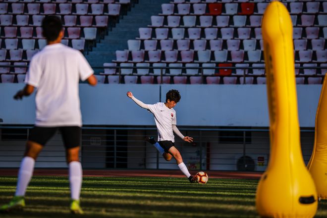 比肩梅罗的中国球员,比肩梅西的中国球员