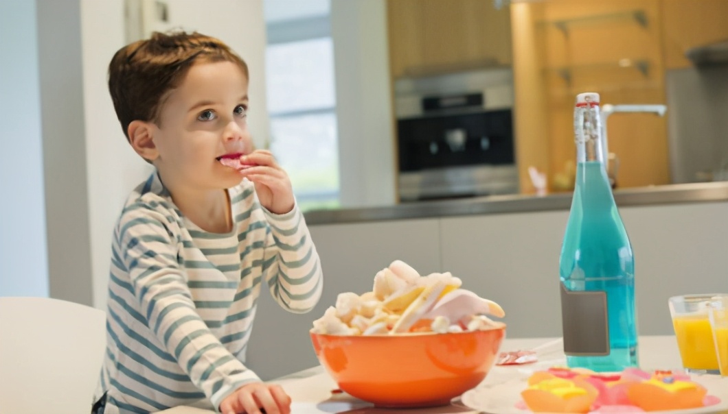 2岁宝宝每天吃饭都要喂好不好,2岁宝宝每餐只吃一点点饭