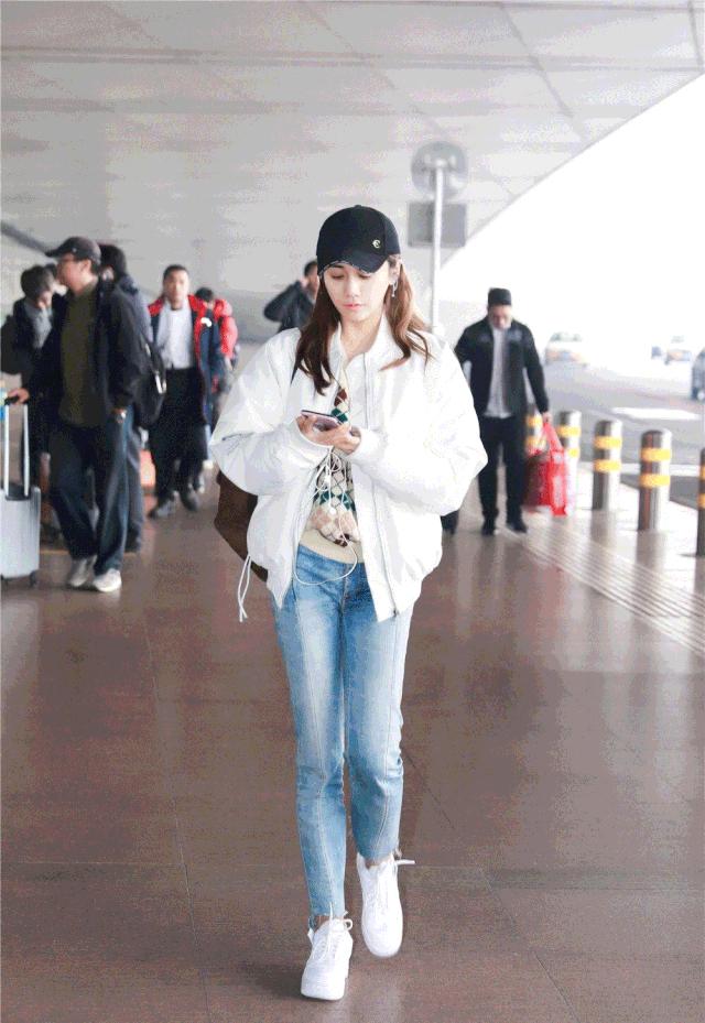 1秒就能变色的小白鞋，只要139元的价格，穿出两双鞋子的效果