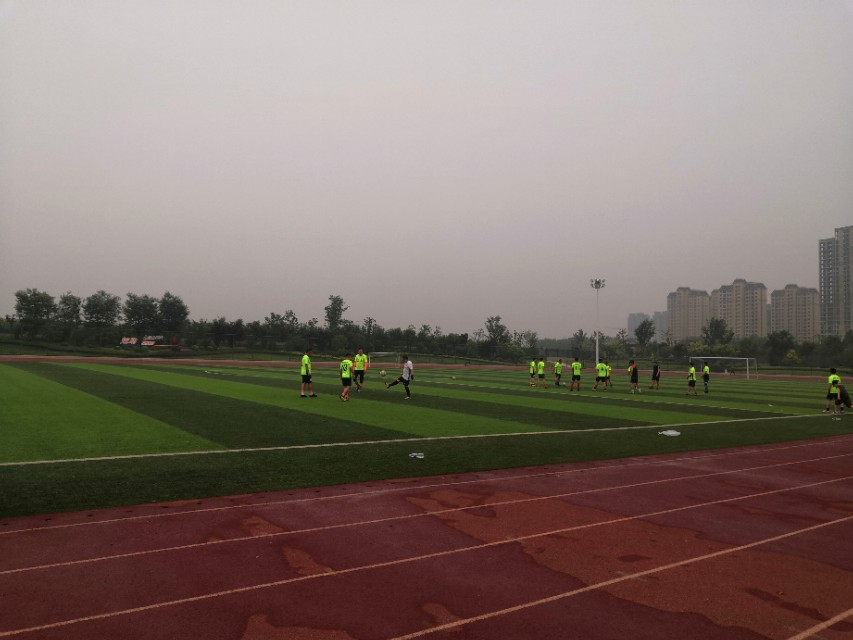 智慧城足球场夜场图片,智慧城足球场一圈多少米