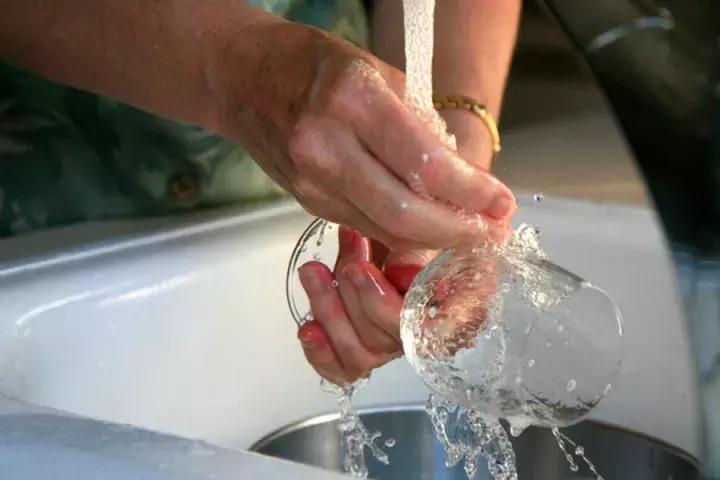 葡萄酒杯清洗方法,红葡萄酒杯的正确拿法