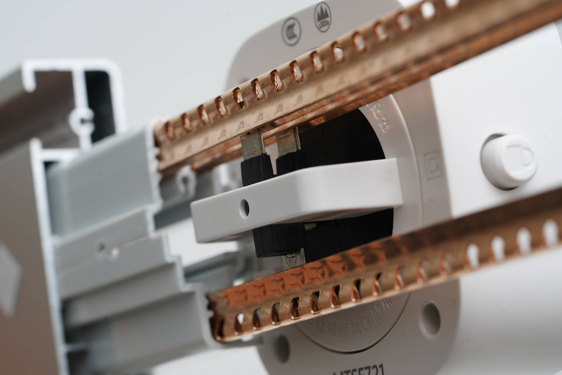 扩展式插座和轨道插座哪个好,嵌入式轨道插座和普通轨道插座