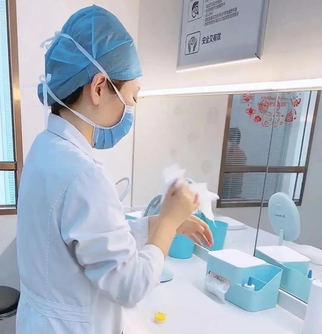 摘隐形眼镜有什么好方法吗,眼科医生告诉你隐形眼镜戴法