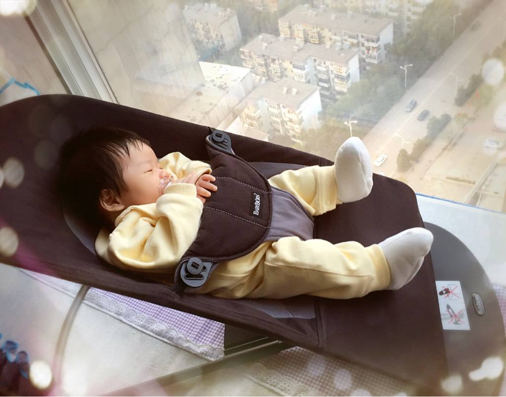 婴儿哭得很大声给奶喝就不哭,婴儿很轻声的哭