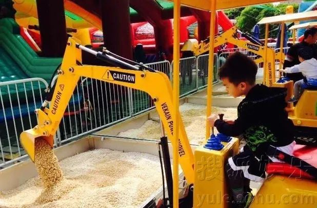 儿子说想开挖掘机,3岁孩子开挖掘机