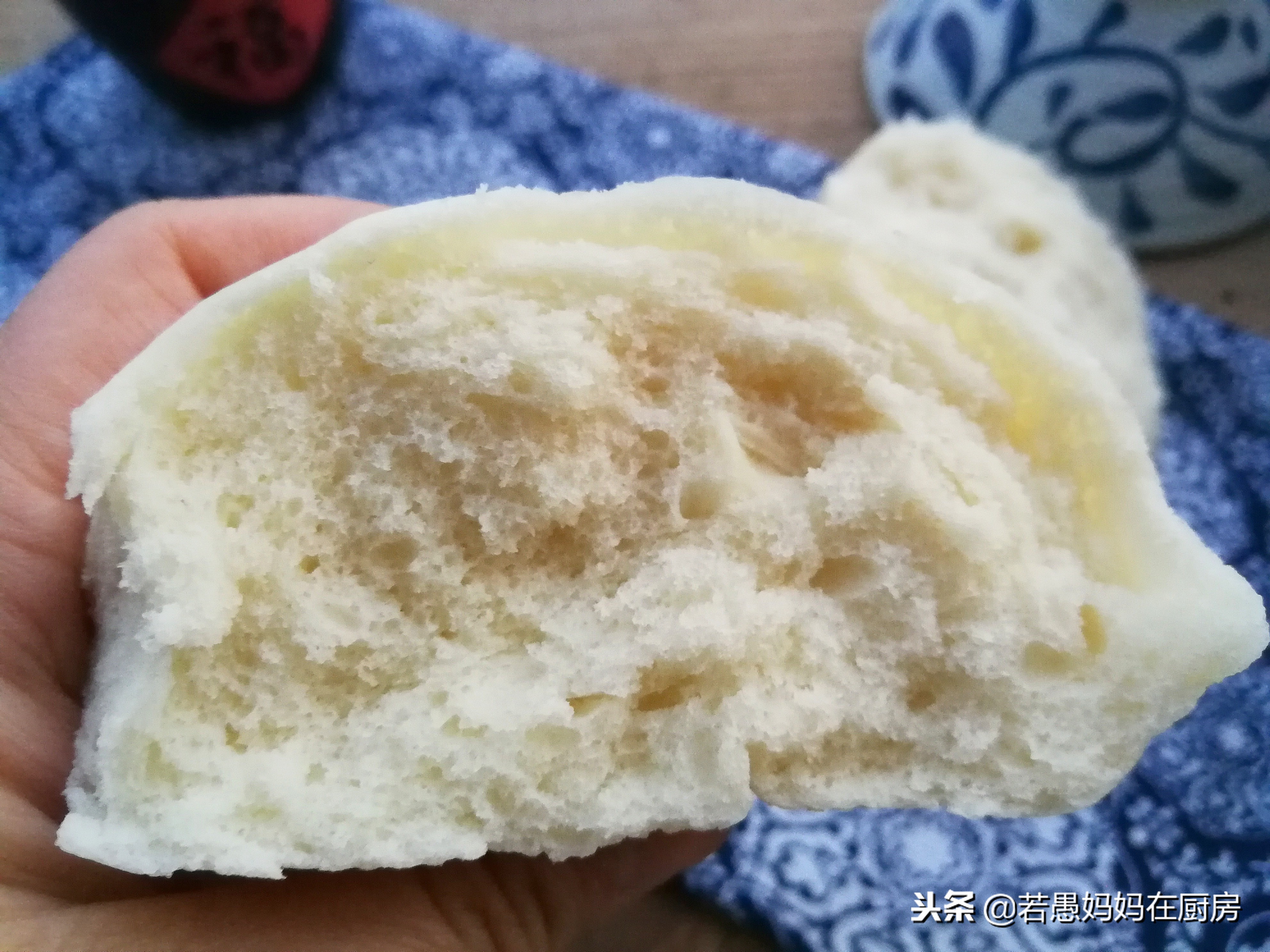 不用泡打粉不用碱，教你做松软筋道的白馒头，越嚼越香！