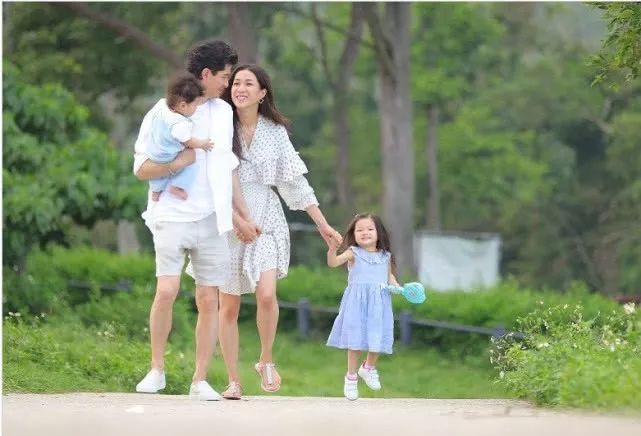 ​暗示生足球队！前TVB人气花旦收粉丝全家福绘画图：太有爱了