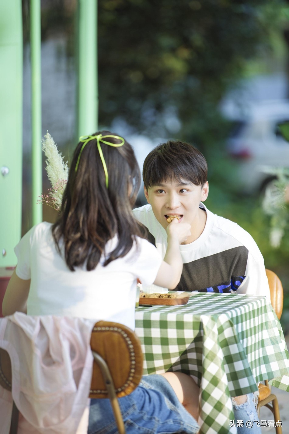 郑爽头绑彩带蝴蝶结甜美可爱与张恒互喂甜品爱意十足