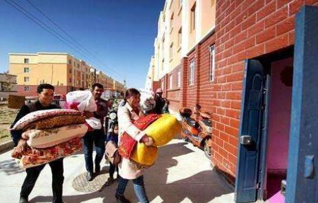 穷搬家富人挪坟什么意思,穷人搬家富人迁坟什么意思