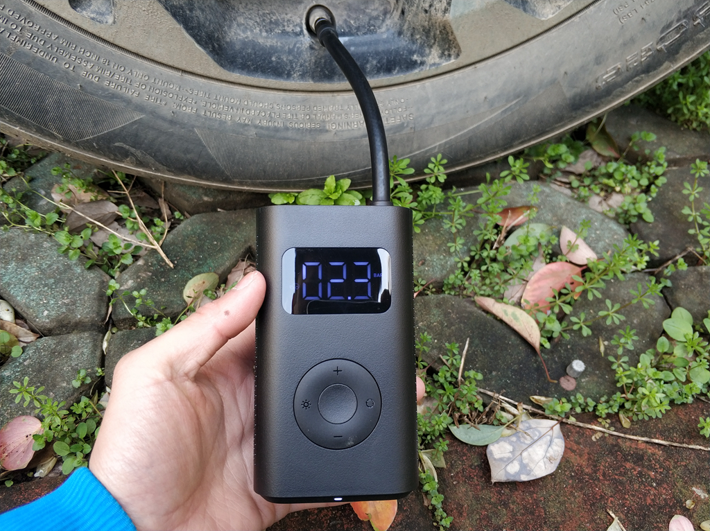 米家充电宝给公路车打气,米家车胎充气