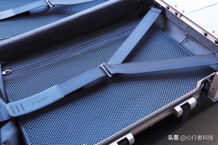 简约有范儿地平线8号行李箱,地平线8号行李箱和小米90分行李箱