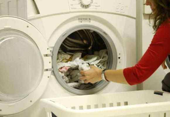 有汗渍的衣服怎么洗用什么办法,洗过的衣服上面有毛絮怎么弄