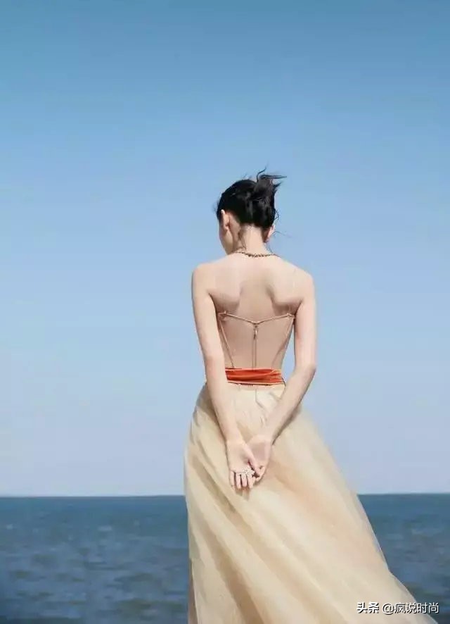 周冬雨西装露脐装内搭,周冬雨大胆穿搭