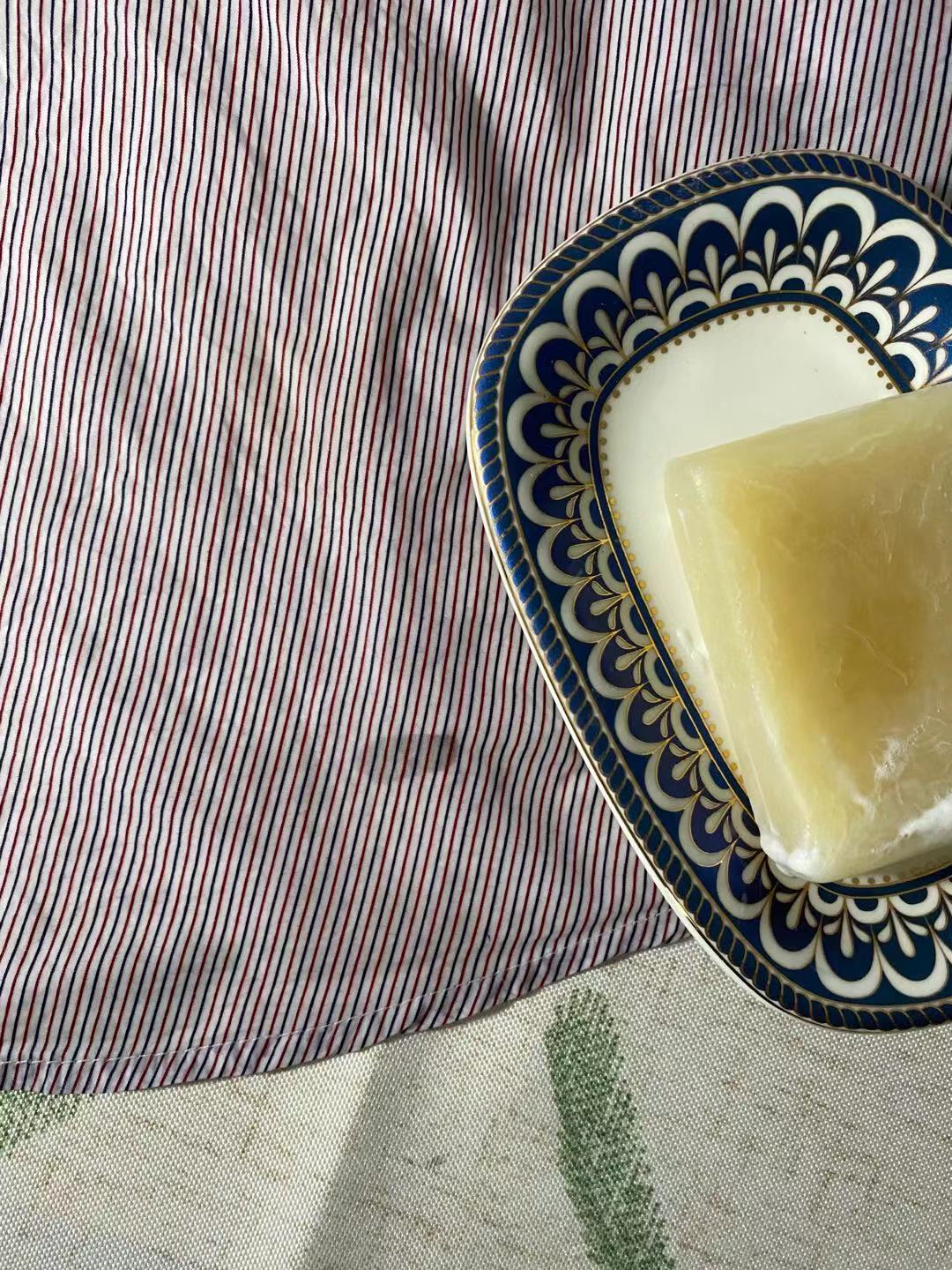 衣服上碳素笔渍印怎么去除,怎么去除衣服上的画笔印