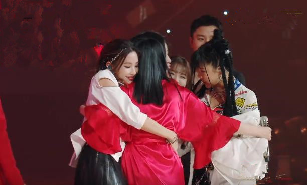 暖心郁可唯唱歌,郁可唯羽绒服蓝色