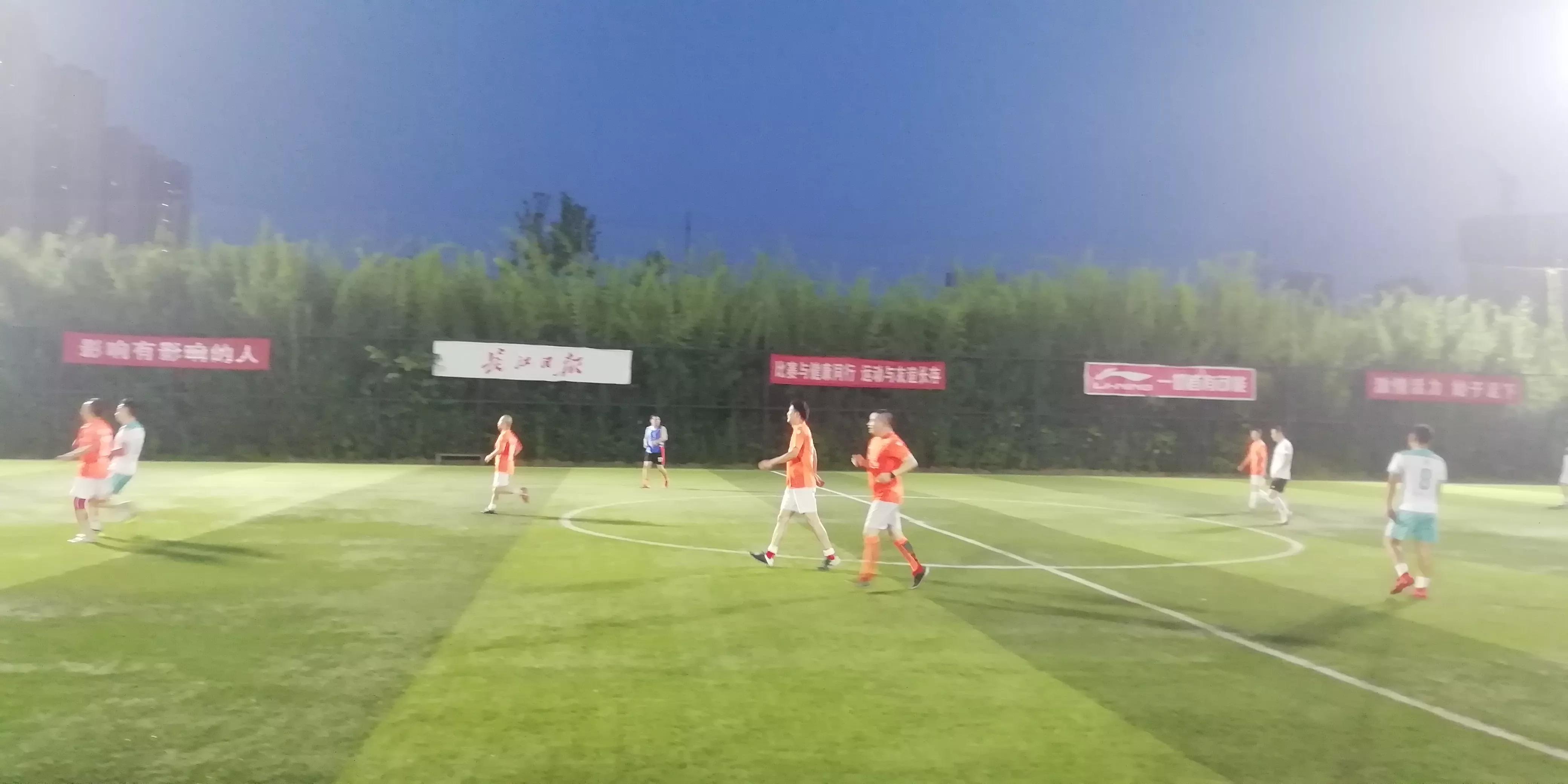 武汉江滩免费足球,武汉青山江滩足球