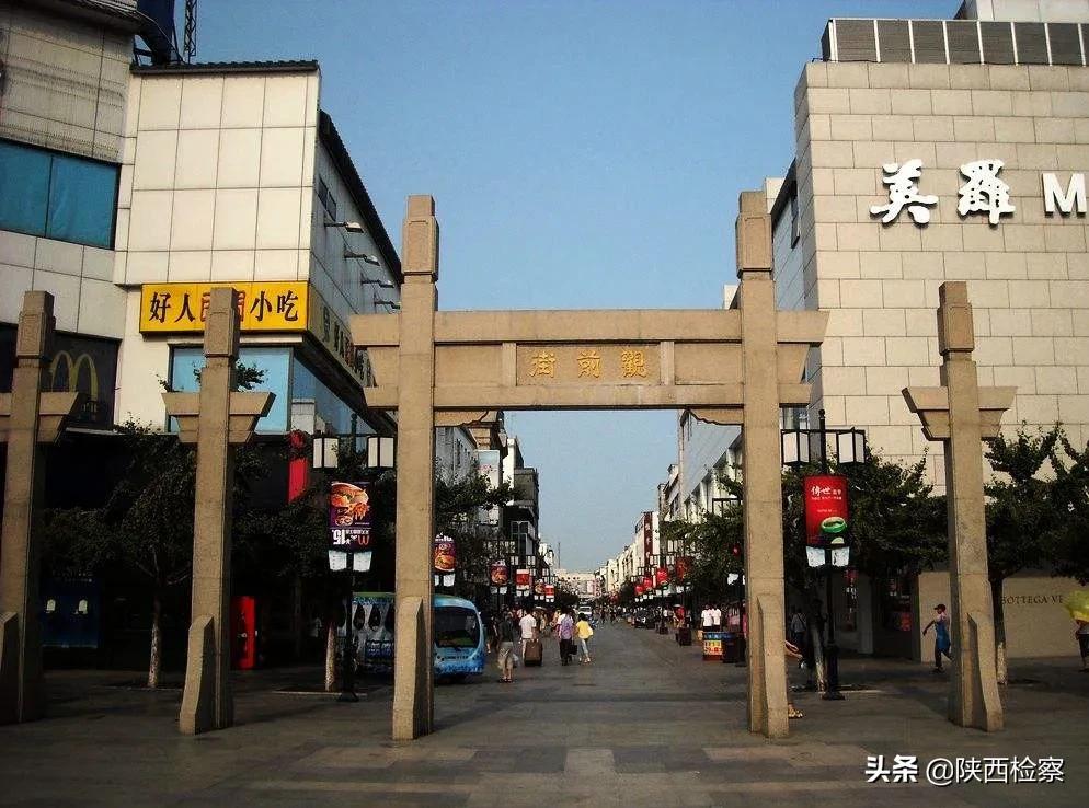 防刺服、武士刀、豪车，这起“龙池械斗”的背后