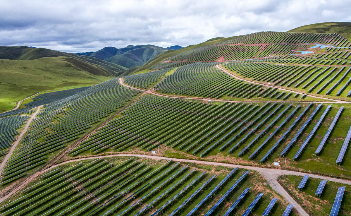 厉害了我的国！*藏西**昌都草原上发现一望无际的牧光互补太阳能基地