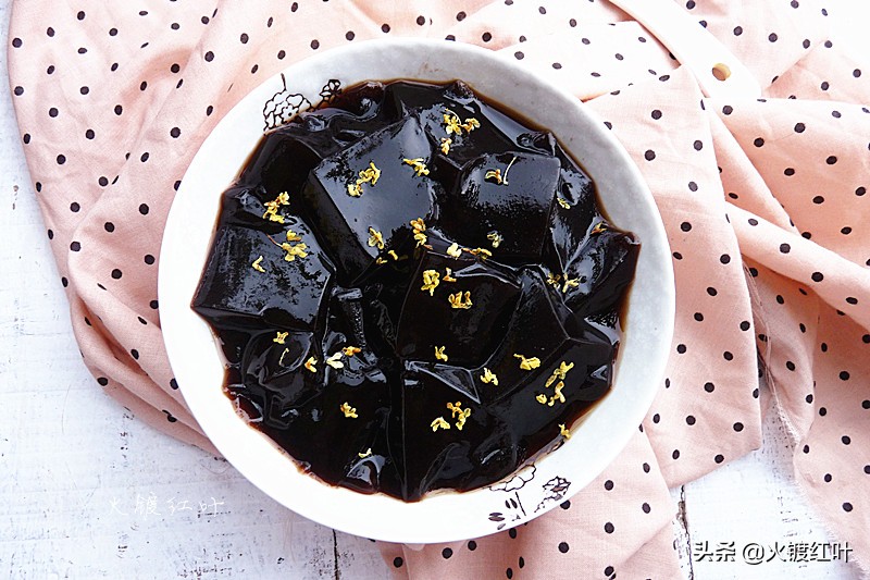 如何在家做消暑龟苓膏,自制龟苓膏清热消暑的必备饮品