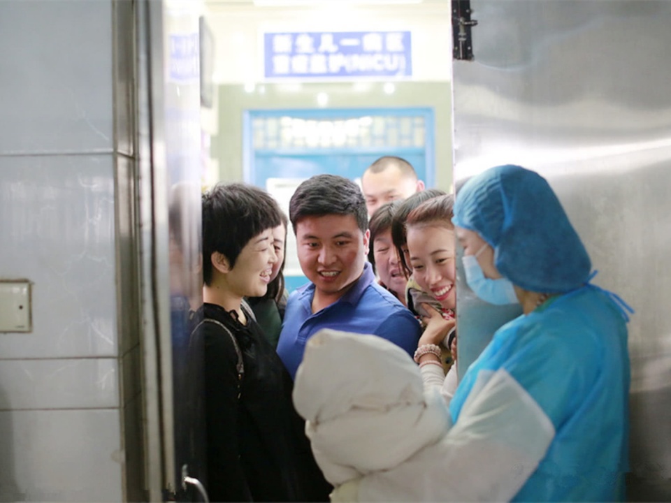 孕妇夜里生孩子去医院有人接生吗,孕妇医院门口生孩子丈夫为她接生