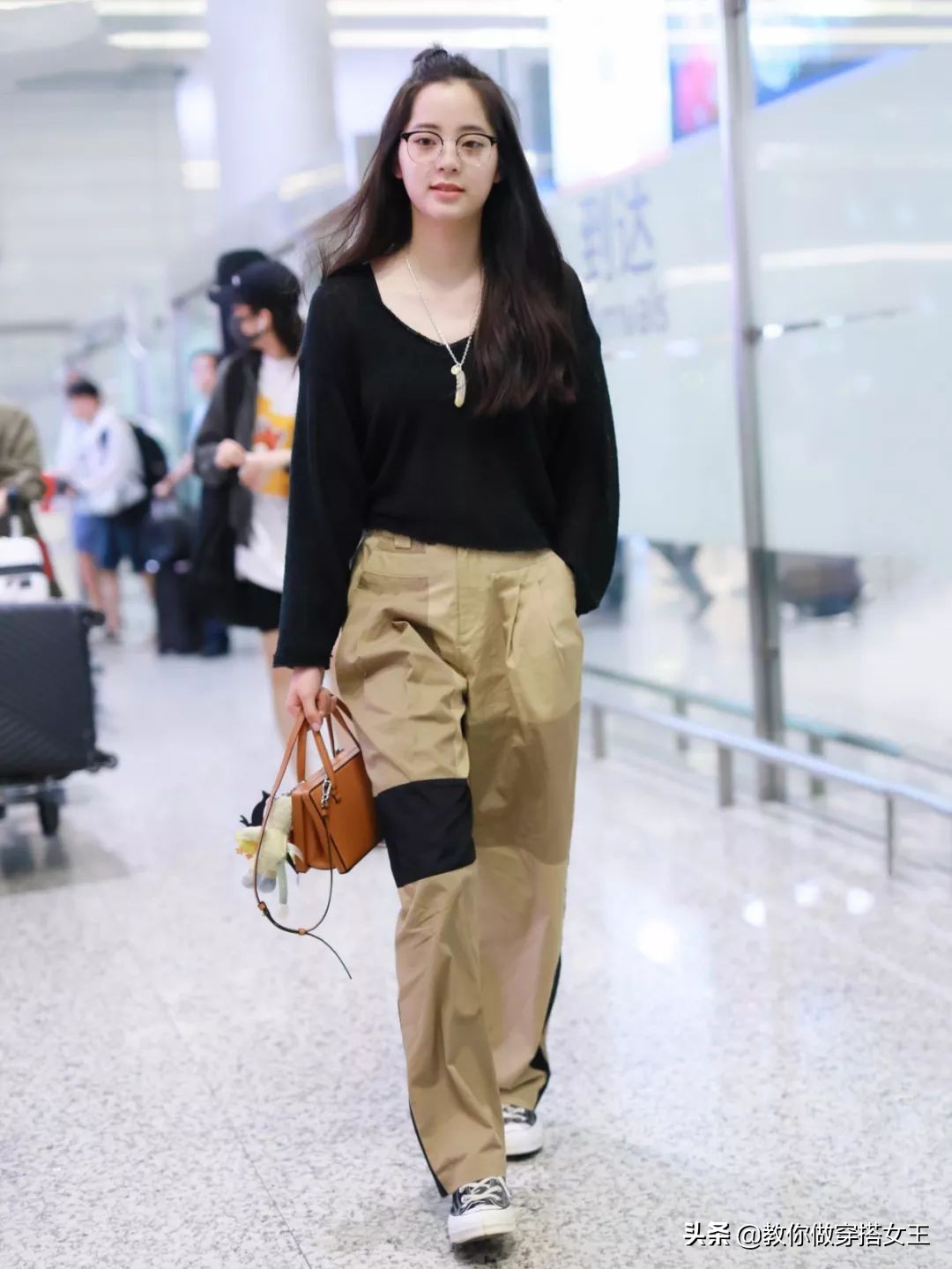 2020最潮搭配少不了这一条工装裤,初秋工装裤搭什么上衣