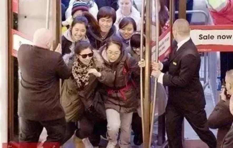 中国大爷大妈又摊上事了！被美国政府盯上了...