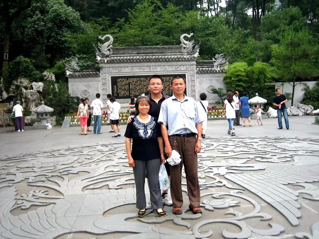 他们就像世界的两极,却爱得惊天动地,坚如磐石……