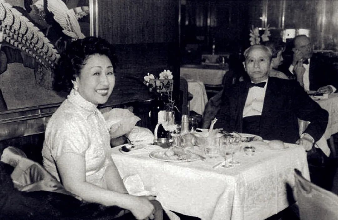 上海复旦大学校花开车去新天地,从外滩下来的复旦校花