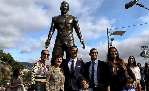 葡萄牙的某个伟大球星的铜像,葡萄牙的标志性建筑