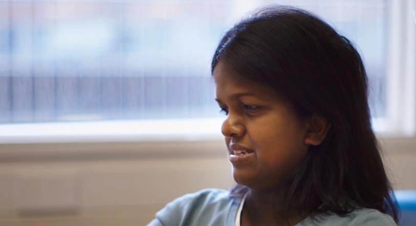 腹中胎儿长出肿瘤，孕妇忍着剧痛，给胎儿打麻药做手术