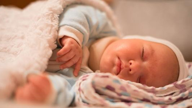 孩子白天晚上睡反过来了怎么纠正,孩子老是睡反觉