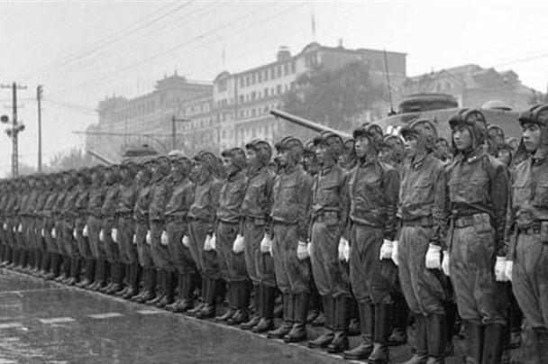 中国军人雨中阅兵完整版,中国军人阅兵震撼外国全场