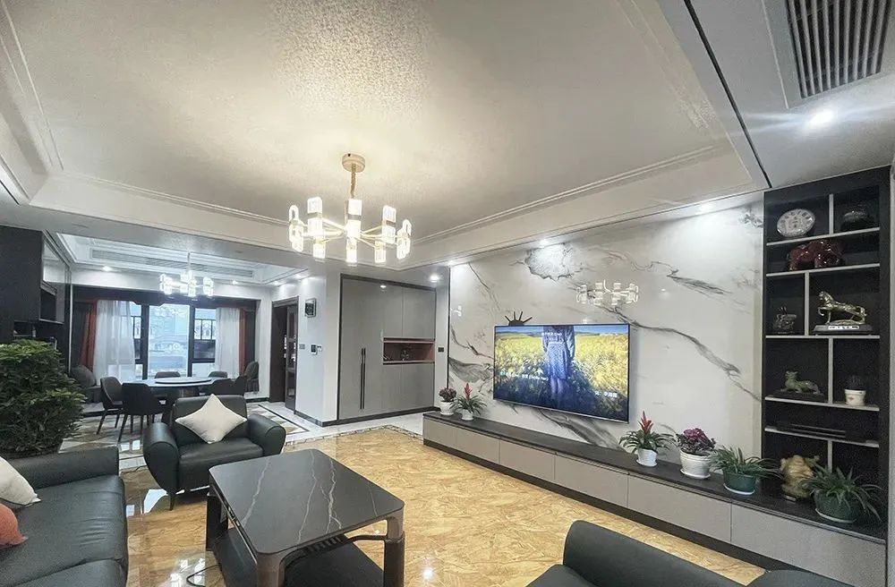 阳台改成小卧室凸出来的,阳台改成衣帽间和办公区